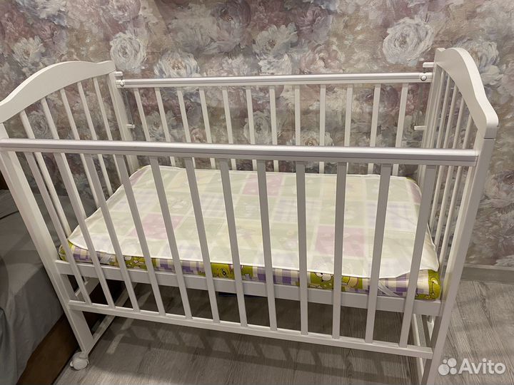 Кроватка детская с маятником и матрасом