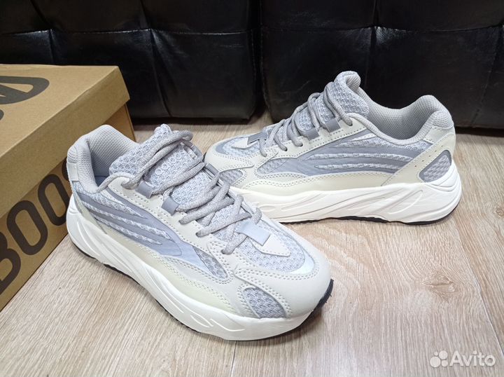 Кроссовки Adidas Yeezy Boost 700 v2