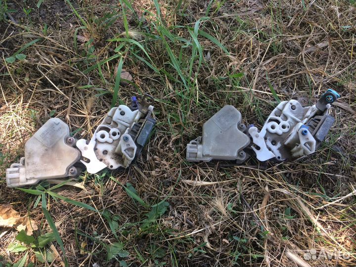 Продам дверные замки Nissan Almera Classic