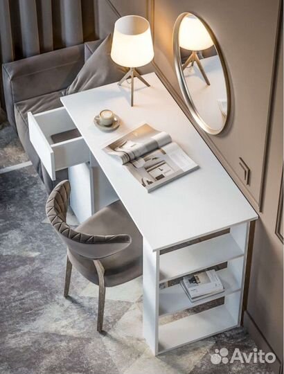 Большой рабочий стол с полками и ящиками