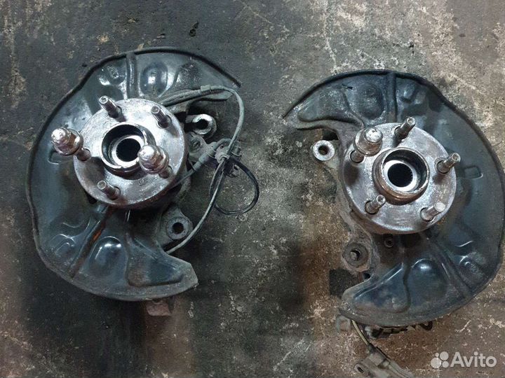 Кулак поворотный левый тойота авенсис т250