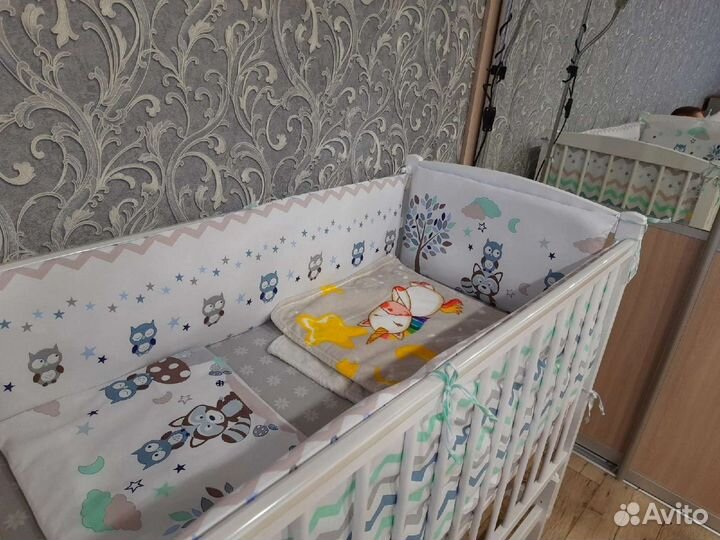 Детская кроватка с маятником