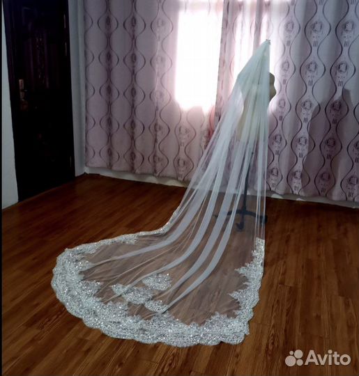 Свадебная фата расшита бисером