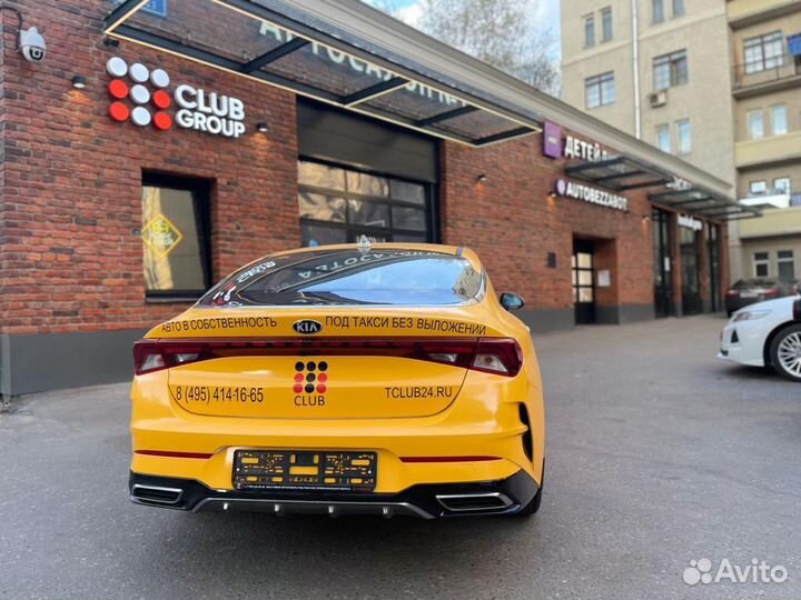 Водитель на новый легковой автомобиль