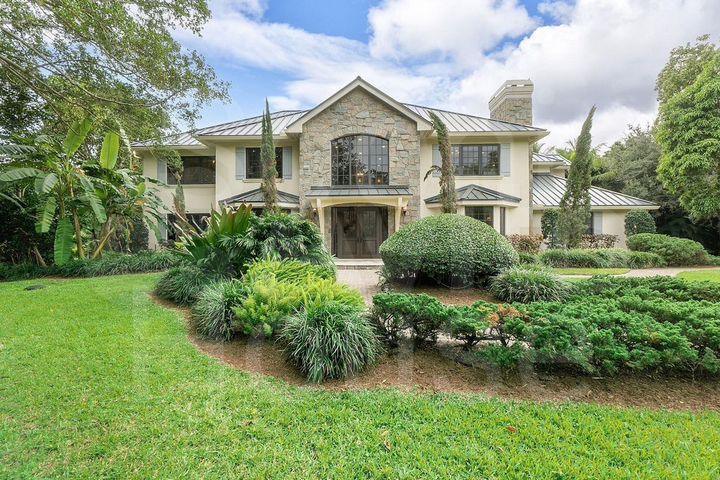 Дом 495 м² на участке 18 сот.