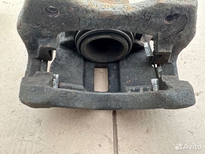 Суппорт передний правый Nissan Almera n16