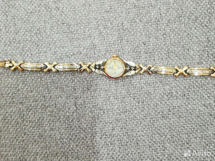 Часы золотые женские с бриллиантами Чайка