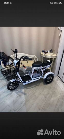 Взрослый трехколесный электрический самокат