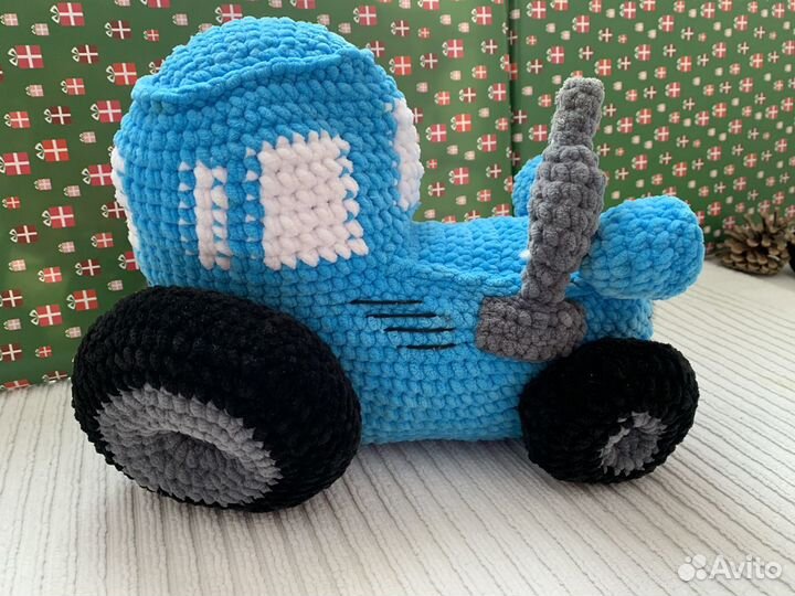 Синий трактор. Вязанная игрушка