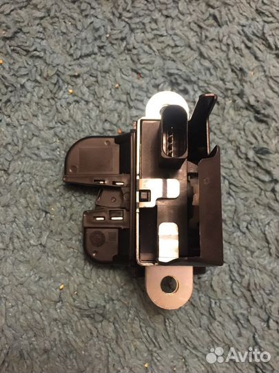 Замок задней крышки багажника VW Golf Mk5,Mk6