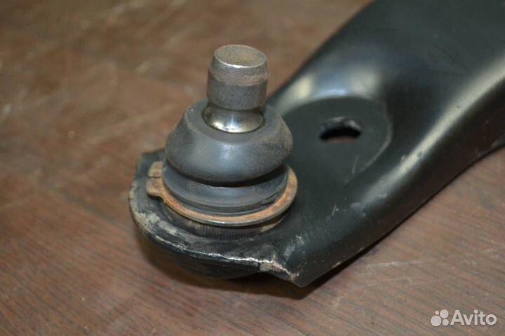 Рычаг подвески левый передний Mazda 323