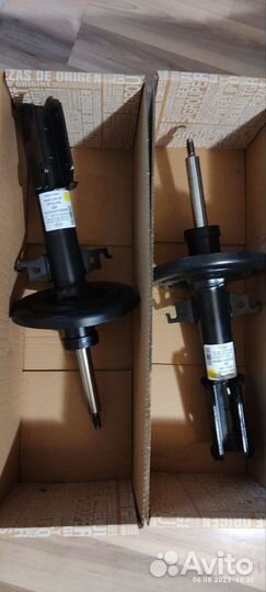 Амортизатор renault 543023532R