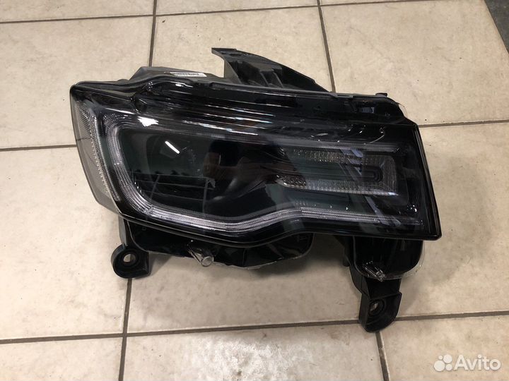 Фара правая black Jeep grand cherokee wk2