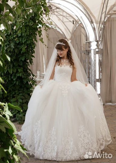 Свадебное платье со шлейфом