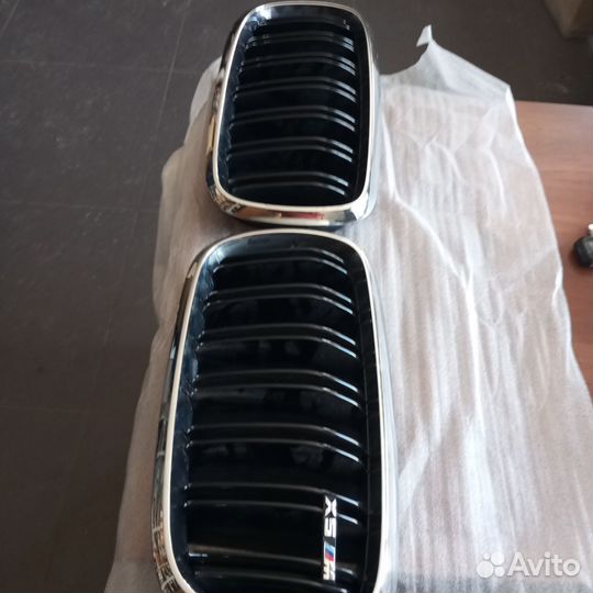 Решетка радиатора BMW X5 оригинал+ накладка крыла