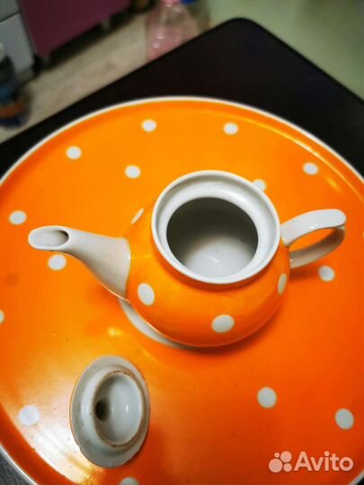 Сервиз чайный. Чайник и поднос