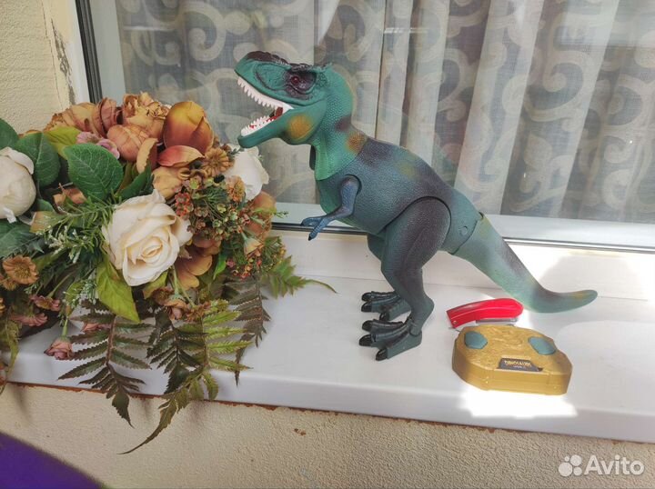 Динозавр на пульте управления