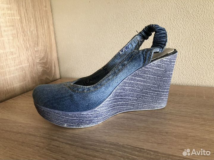Босоножки на танкетке