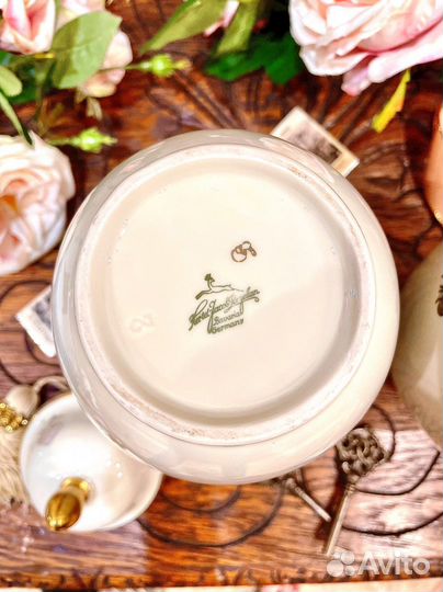 Фарфоровые парные вазы