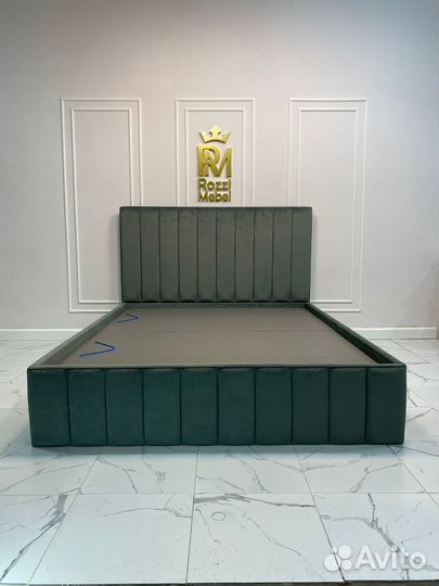 Кровать двуспальная в обивке с утяжками