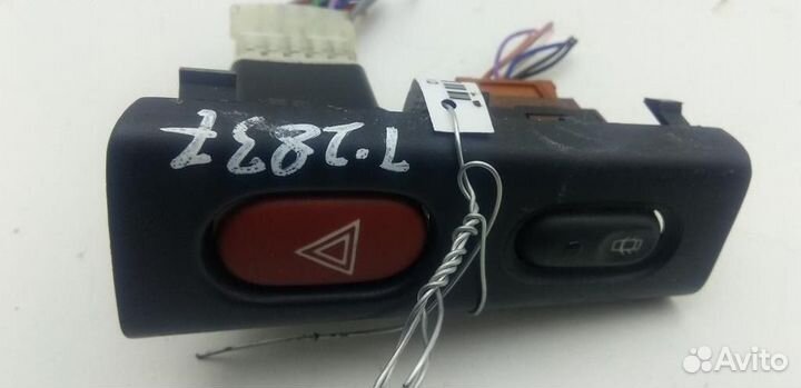 Кнопка аварийной сигнализации Renault Laguna