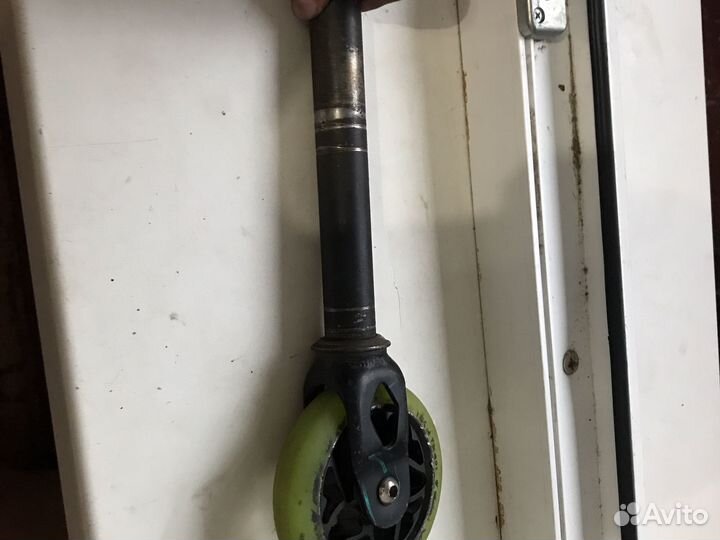 Вилка с колисом колесо железное светится в тимноте