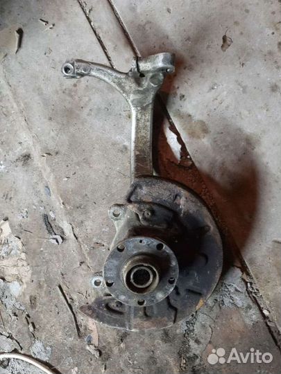 Передний правый поворотный кулак Audi a4 b6