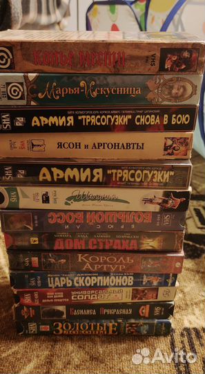 Видеокассеты много