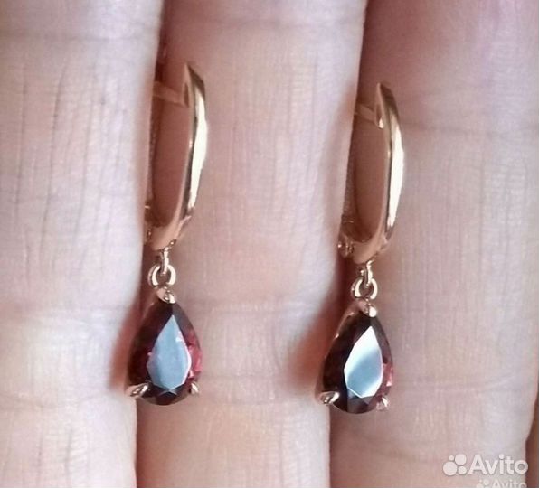 Золотые серьги с гранатом 585