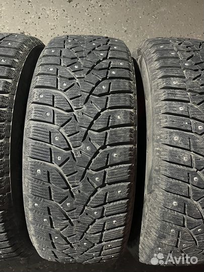 Bridgestone Blizzak Spike-02 215/55 R17 98T