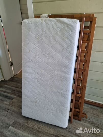 Детская кроватка с маятником