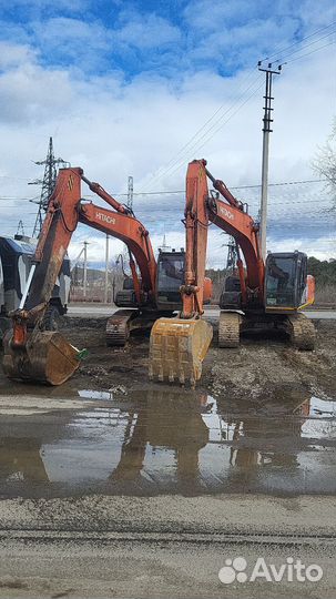 Машинист гусеничного экскаватора Hitachi ZX 200