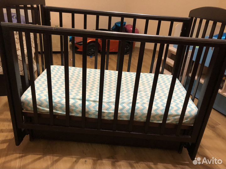 Детская кроватка с маятником и ящиком