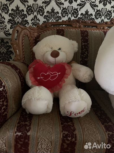 Белый плюшевый медведь