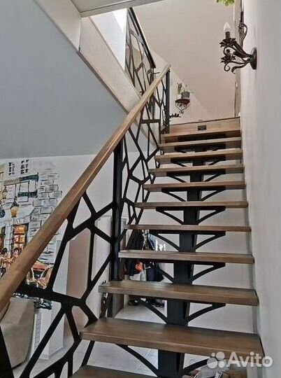Лестница из ясеня на металлическом каркасе