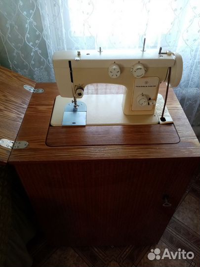 Швейная машина Чайка 142