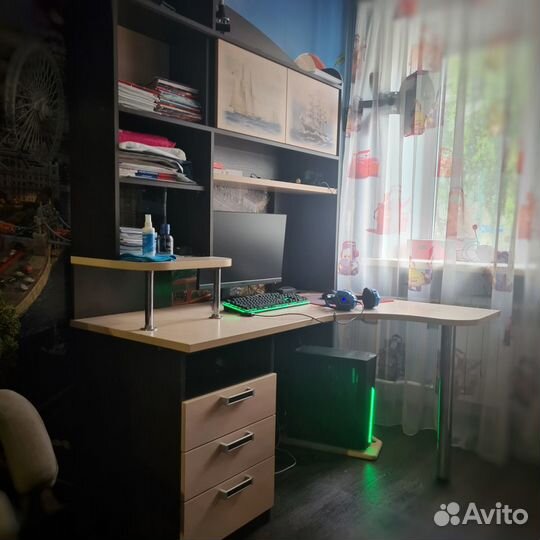 Угловой письменный стол