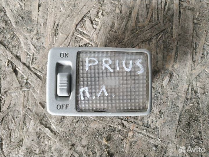 Плафон салонный передний левый Toyota Prius NHW20