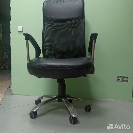 Офисное кресло