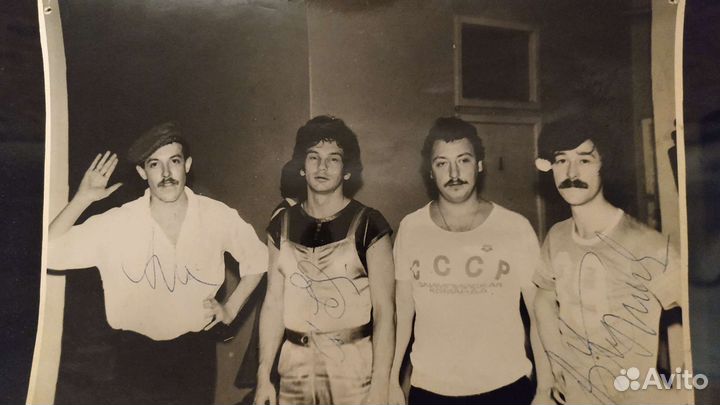 Фото с автографами группы 