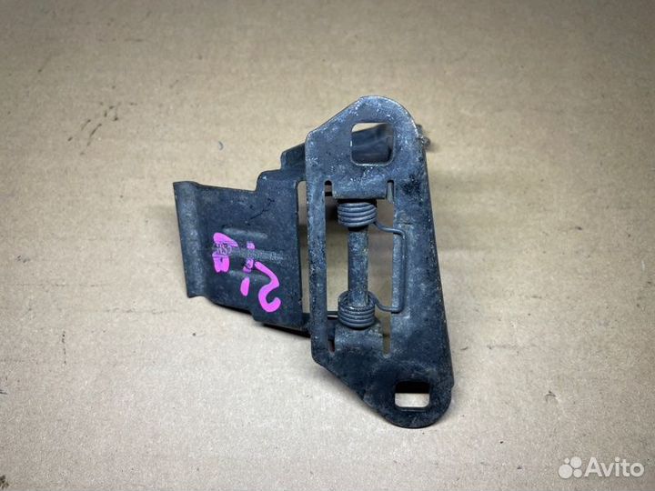 Крюк замка капота Land Rover Freelander L359