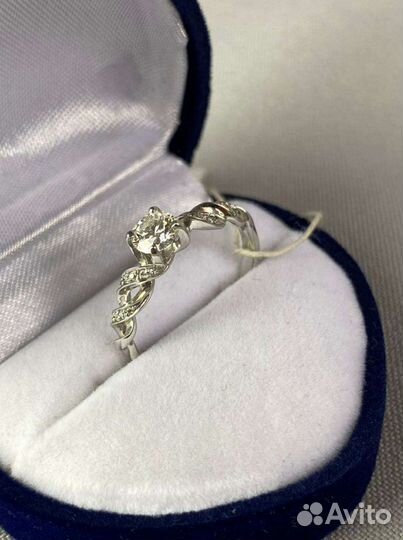 Кольцо с большим бриллиантом. Новое