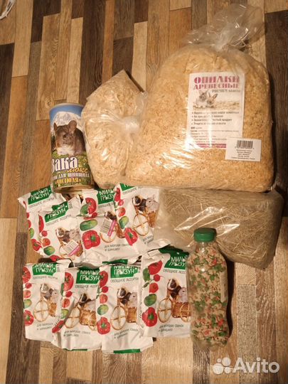 Песок, опилки, сено и корм для грызунов