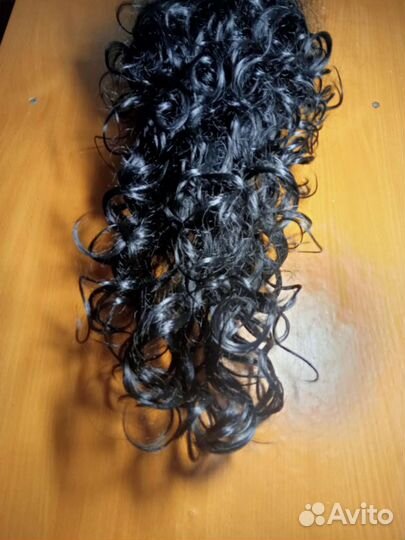 Волосы на заколках черные