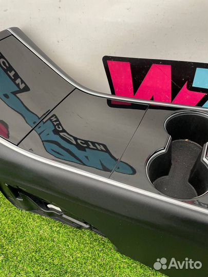 Консоль салона Tesla Model Y 2021
