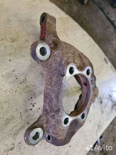 Кулак поворотный передний левый Nissan Juke F15