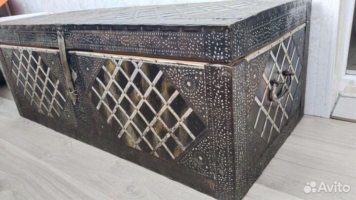 Сундук старинный
