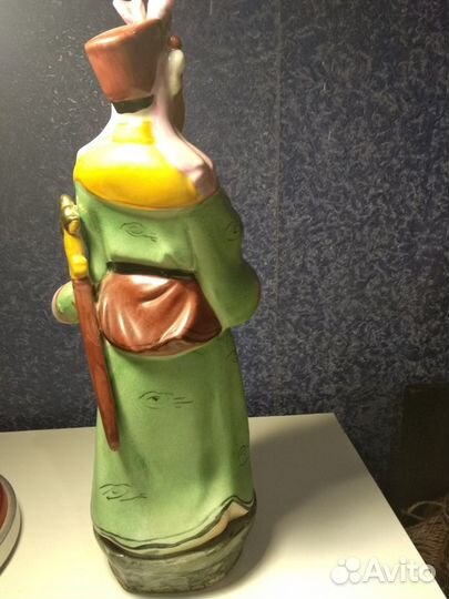 Фарфоровая статуэтка старый китай