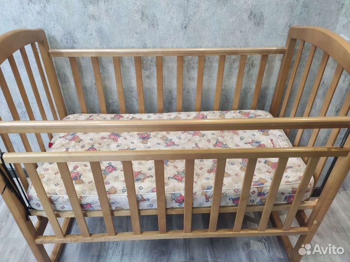 Детская кроватка с продольным маятником
