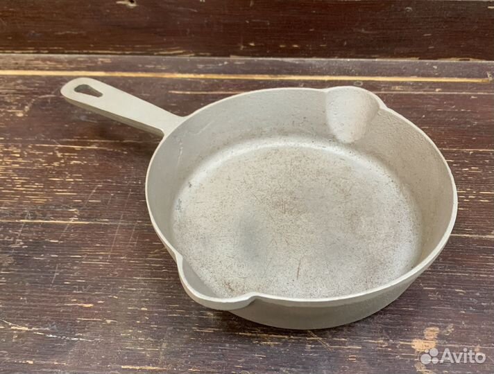 Советская чугунная сковорода